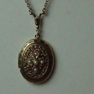 Vintage Jewelry Gold Tone Locket w Screw Clasp 007
